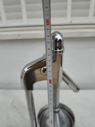 Exprimidor de cítricos cromado