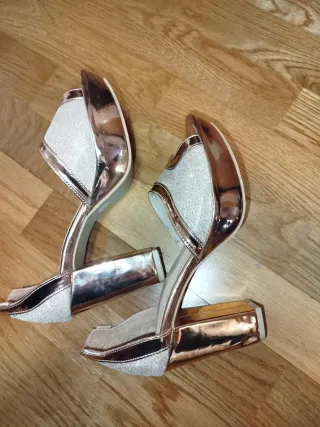Tacones dorados y plateados