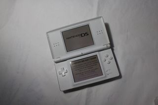 DS Lite Blanca + 4 Juegos (Mario Kart, Mario)