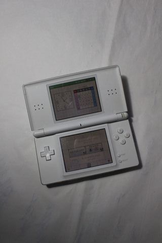 DS Lite Blanca + 4 Juegos (Mario Kart, Mario)