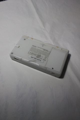 DS Lite Blanca + 4 Juegos (Mario Kart, Mario)