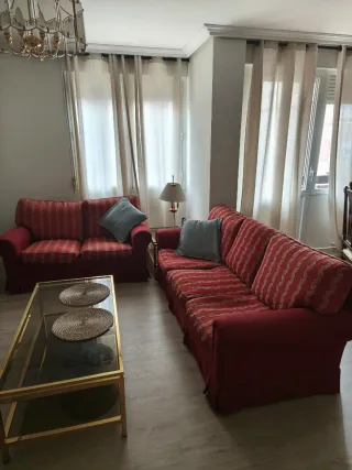 Sofá de tela rojo y dorado