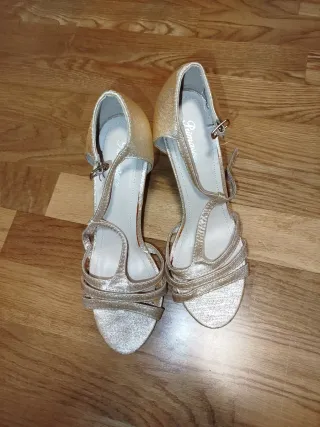 Tacones dorados con tiras