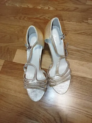 Tacones dorados con tiras