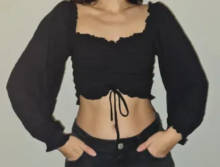 Crop top negro con volantes y cordones