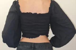 Crop top negro con volantes y cordones