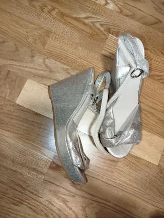 Tacones dorados de cuña