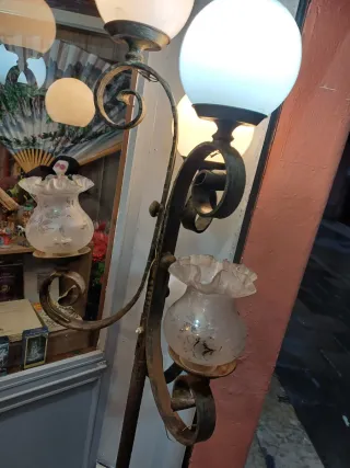 ANTIGUA FAROLA DE HIERRO FORJADO CON 6 GLOBOS