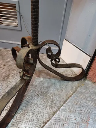 ANTIGUA FAROLA DE HIERRO FORJADO CON 6 GLOBOS