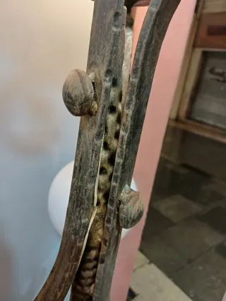 ANTIGUA FAROLA DE HIERRO FORJADO CON 6 GLOBOS