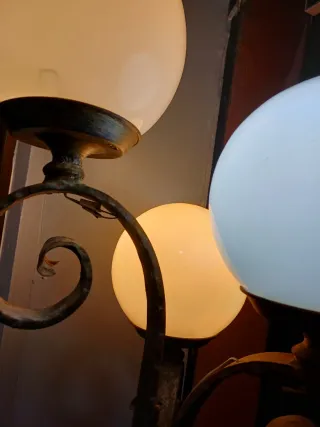 ANTIGUA FAROLA DE HIERRO FORJADO CON 6 GLOBOS