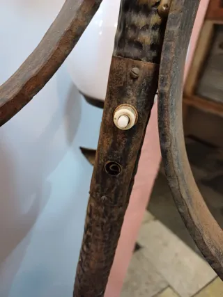 ANTIGUA FAROLA DE HIERRO FORJADO CON 6 GLOBOS