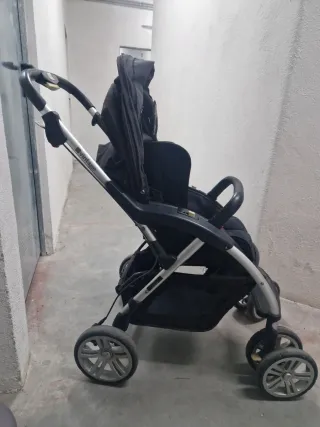 Silla de bebé con capazo y accesorios