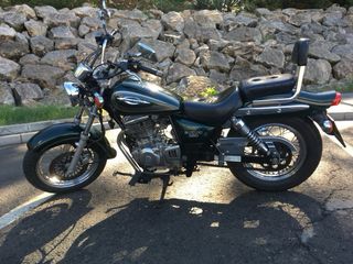 Suzuki Marauder 250cc en color verde oscuro.