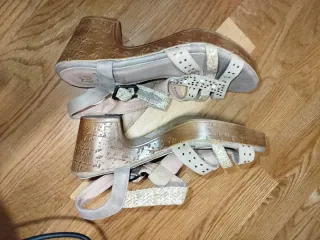 Sandalias Tacón Beige y Dorado