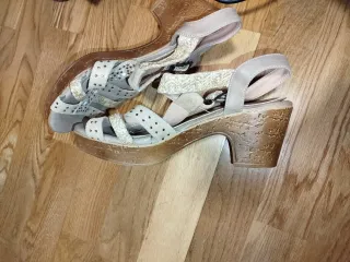 Sandalias Tacón Beige y Dorado