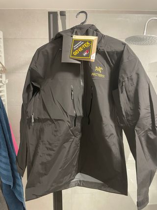Chaqueta Arc'teryx Alpha SV Negra Dorada