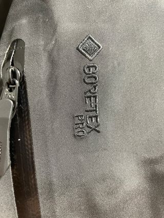 Chaqueta Arc'teryx Alpha SV Negra Dorada