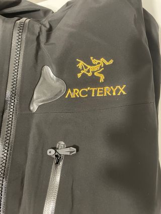 Chaqueta Arc'teryx Alpha SV Negra Dorada