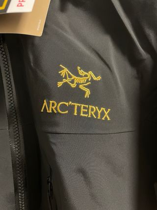 Chaqueta Arc'teryx Alpha SV Negra Dorada
