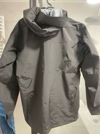 Chaqueta Arc'teryx Alpha SV Negra Dorada