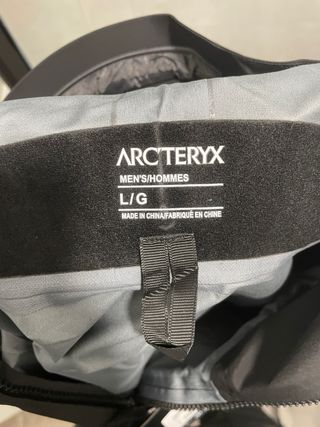 Chaqueta Arc'teryx Alpha SV Negra Dorada
