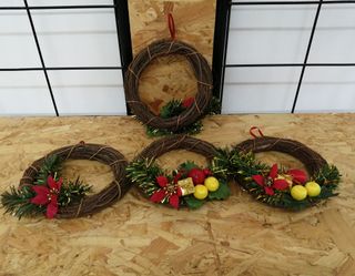 4 Coronas Navideñas Ratán 16cm