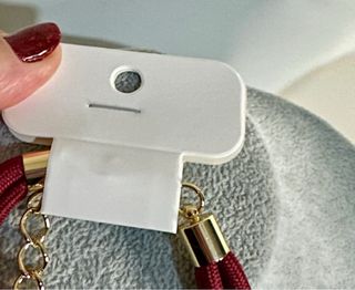 Colar com pingente de dente de ouro e vermelho