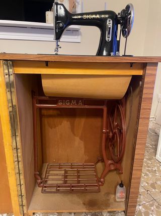 Máquina de coser Sigma antigua con mueble original