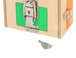 Casa de madera con cerraduras