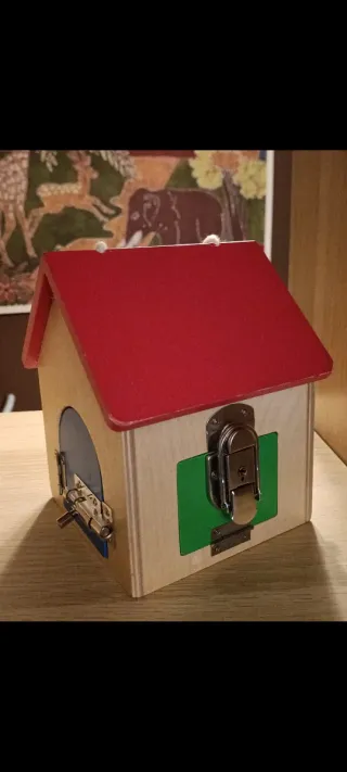 Casa de madera con cerraduras