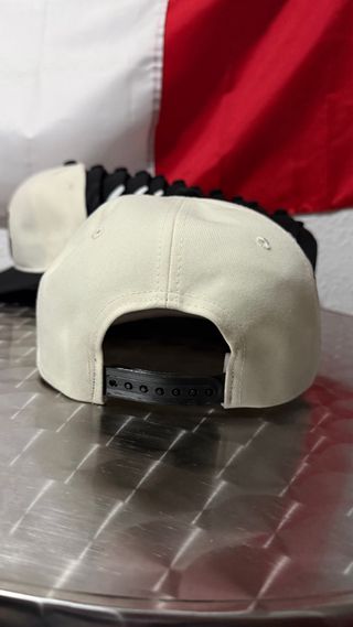Gorra New Era Chicago Bulls Beige y Negra