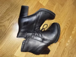 Botines de tacón negros con cordones