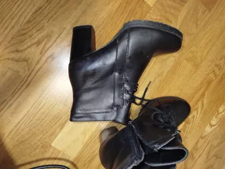Botines de tacón negros con cordones