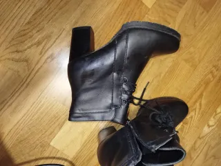 Botines de tacón negros con cordones
