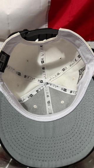 Gorra Beige y Negra con Parche