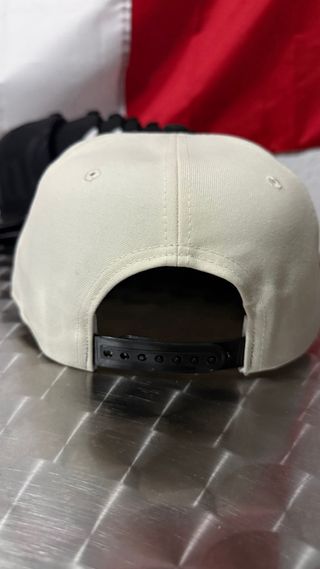 Gorra Beige y Negra con Parche