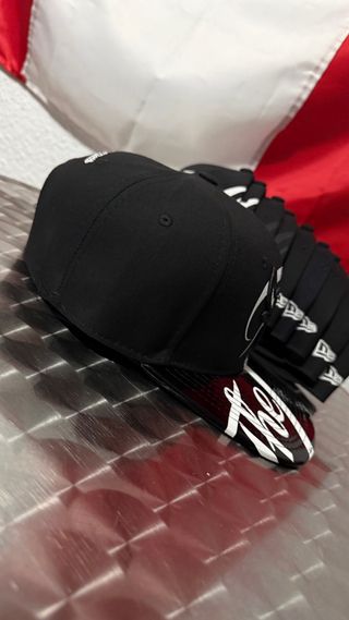 Gorra negra con logo blanco