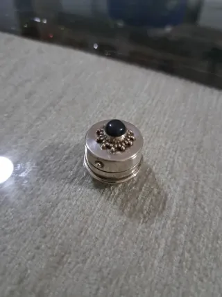 Pastillero de plata con piedra negra