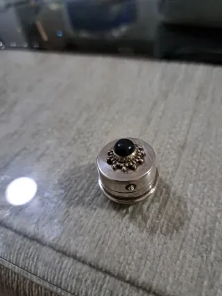 Pastillero de plata con piedra negra