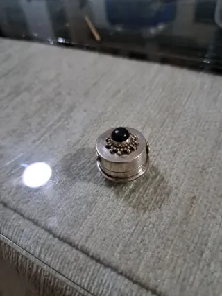 Pastillero de plata con piedra negra