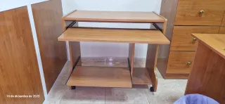 Escritorio ordenador oficina con ruedas