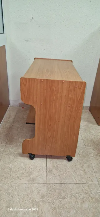 Escritorio ordenador oficina con ruedas