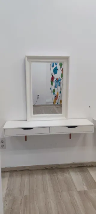 Scaffale bianco con specchio e cassetti