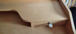 Escritorio de madera con cajones. 110x60x75.