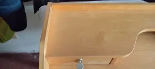 Escritorio de madera con cajones. 110x60x75.