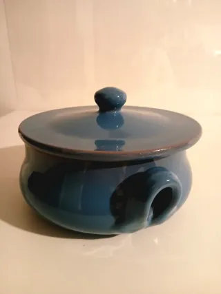 Tegame in ceramica blu con manici