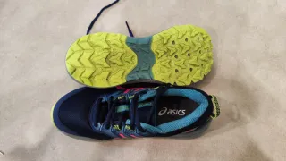 Zapatillas trail Asics azules y rosas talla 40