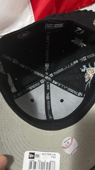 Gorra Negra con Flores y Mariposa