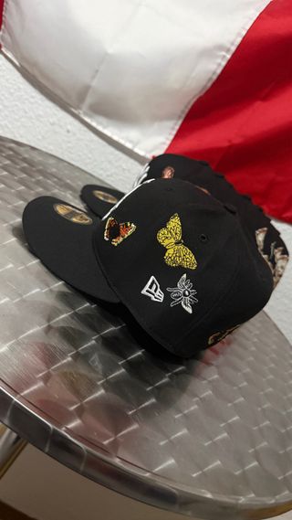 Gorra Negra con Flores y Mariposa